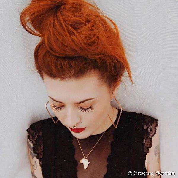 O batom vermelho ? uma op??o curinga para valorizar os cabelos ruivos (Foto: Instagram @viorosie)